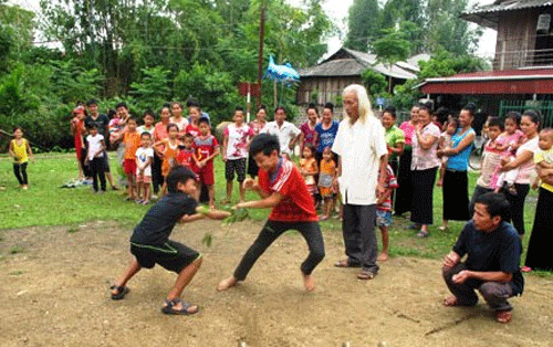 C&aacute;c em nhỏ d&acirc;n tộc Th&aacute;i chơi Cướp cờ