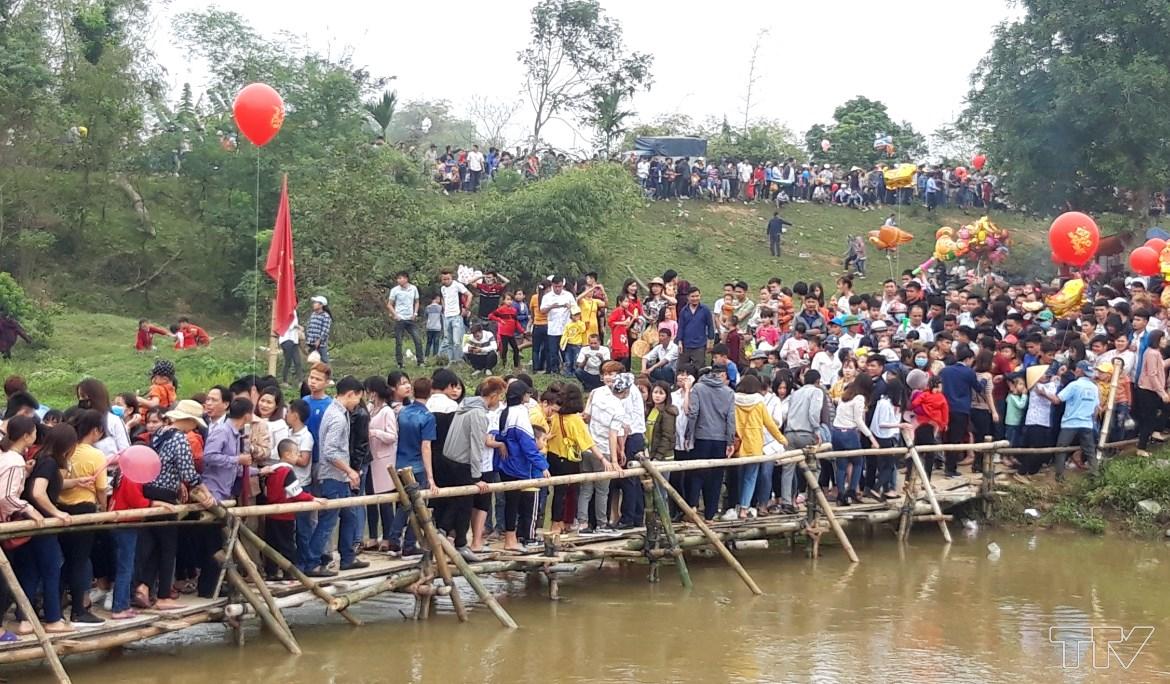 Để tạo điều kiện cho nhân dân đến phiên chợ, chính quyền địa phương đã cho dựng tạm một cây cầu tre, nối giữa huyện Đông Sơn và Triệu Sơn