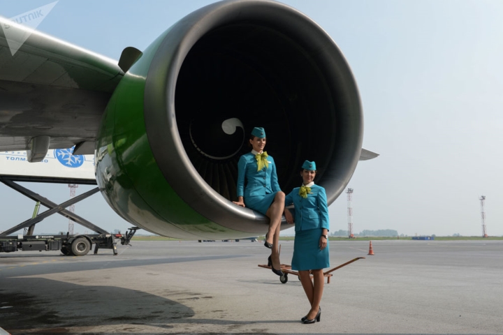 Hai nữ tiếp viên của hãng hàng không S7 tạo dáng tại Sân bay quốc tế Tolmachevo ở Novosibirsk.