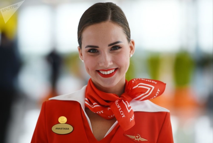 Nữ tiếp viên hãng hàng không hãng Aeroflot Anastasia Belousova trong sân bay Sheremetyevo, cuốn hút với nụ cười duyên dáng và đôi mắt sâu thẳm.
