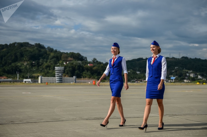 Hai nữ tiếp viên xinh đẹp đang thả dáng tại sân bay quốc tế Sochi.