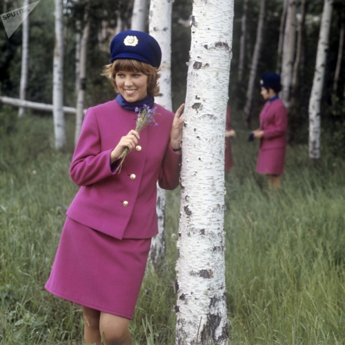 Nữ tiếp viên Nadezhda Tkach (thời Xô viết) chụp ảnh trong khuôn viên của sân bay quốc tế Sheremetyevo.