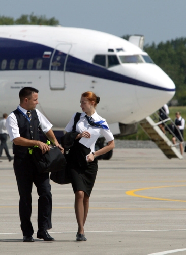 Nam tiếp viên và nữ tiếp viên hàng không tại Kaliningrad.