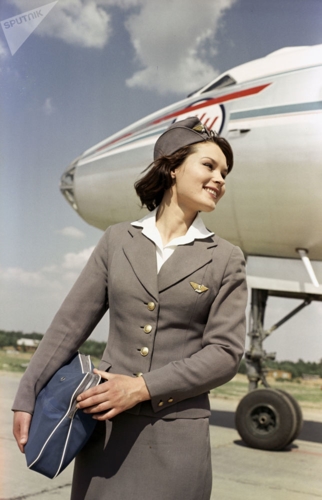Nữ tiếp viên của hãng hàng không Aeroflot rạng ngời trong trang phục màu ghi.