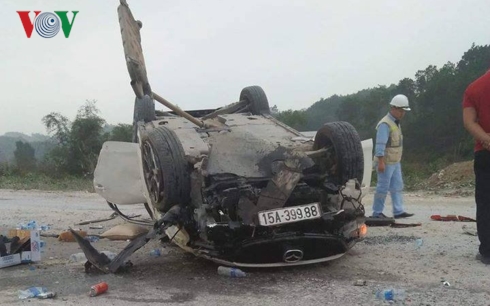 Xe ô tô gặp nạn trên cao tốc Nội Bài - Lào Cai.