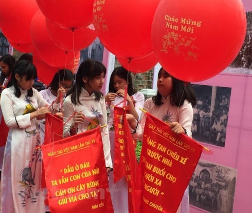 Thả thơ là một trong những nghi thức tiêu biểu của Ngày thơ Việt Nam.