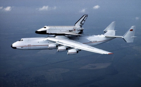 An-225 cõng trên lưng tàu con thoi Buran (Ảnh AAP)