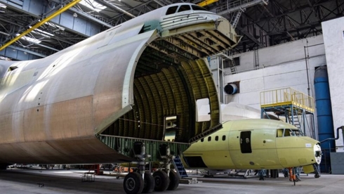 Chiếc An-225 chưa hoàn thành để lộ phần bánh trước có thể hạ thấp xuống để dễ dàng tải hàng hóa vào trong khoang (Ảnh 9 News)