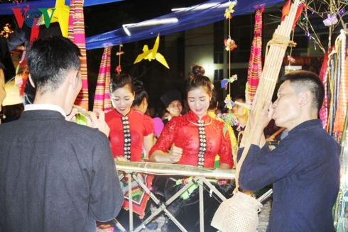 Khắp báo xao trong đêm hội Hạn Khuống ở Mường Lò.