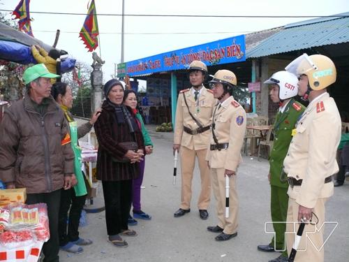 Công an TP Sầm Sơn tuyên truyền nhắc nhở hộ kinh doanh buôn bán khu vực đền độc Cước chấp hành pháp luật, đảm bảo ATGT
