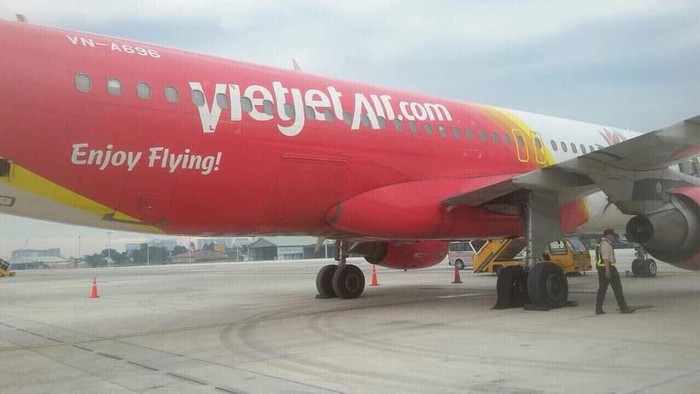 Máy bay VietJet gặp sự cố khi hạ cánh tại sân bay Tân Sơn Nhất.