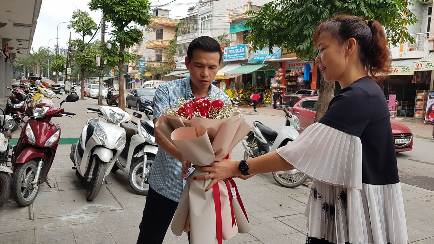 Một người đàn ông đang mua hoa để tặng cho người mình yêu thương