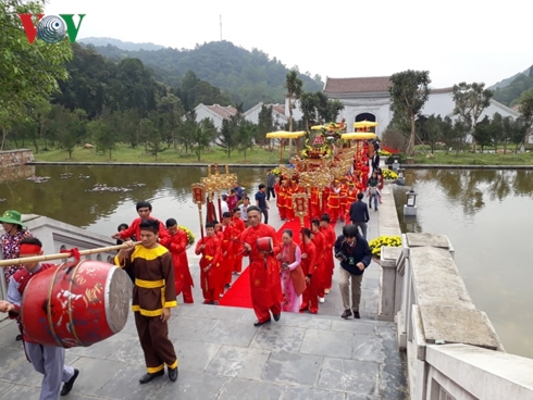 Đoàn rước những sản vật của địa phương dâng lên Đức Vua Phật Hoàng Trần Nhân Tông ngày khai hội.