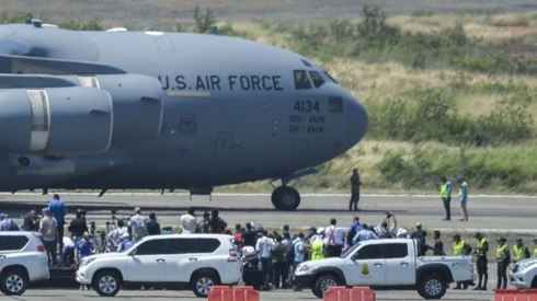 Máy bay vận tải quân sự chở hàng cứu trợ của Mỹ đã tới thành phố Cucuta, Colombia. Ảnh: AFP.