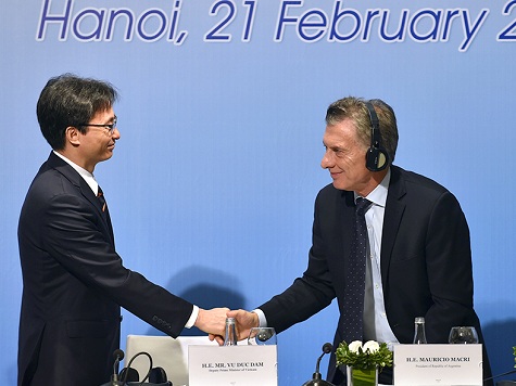 Phó Thủ tướng Vũ Đức Đam và Tổng thống Argentina Mauricio Macri - Ảnh: VGP/Nhật Bắc