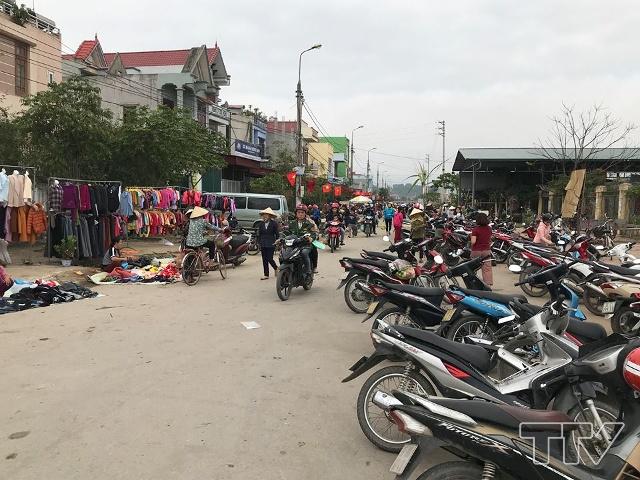 Không khí sắm tết tấp nập tại khu tái định cư Nguyễn Bình, huyện Tĩnh Gia.