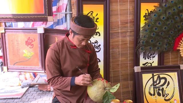 Trong suốt những ngày diễn ra chợ hoa xuân tại khu vực quảng trường Lam Sơn thành phố Thanh Hóa, gian hàng của  &quot;ông đồ &quot; trẻ Hoàng Trọng Tuyển luôn thu hút rất nhiều người dân ghé xem và xin chữ. Trong chiếc áo dài, khăn đóng, ông đồ trẻ say sưa mài mực, múa bút, cho ra đời những bức tranh chữ không chỉ mang nét đẹp nghệ thuận thư pháp, mà còn hàm chứa nhiều ý nghĩa sâu xa và nhân văn. 