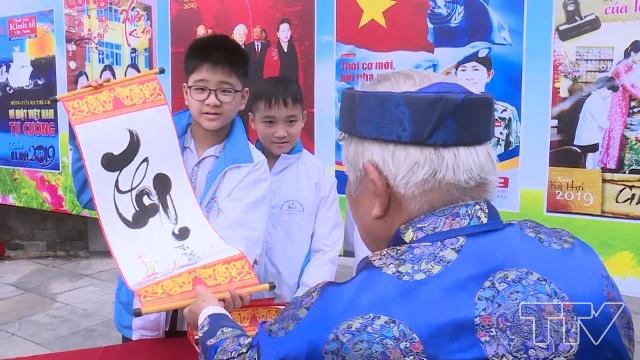 Mọi người đến xin chữ đầu năm đều mang theo những ước nguyện tốt lành, nhờ ông đồ gửi gắm vào từng con chữ đẹp như rồng bay, phượng múa.