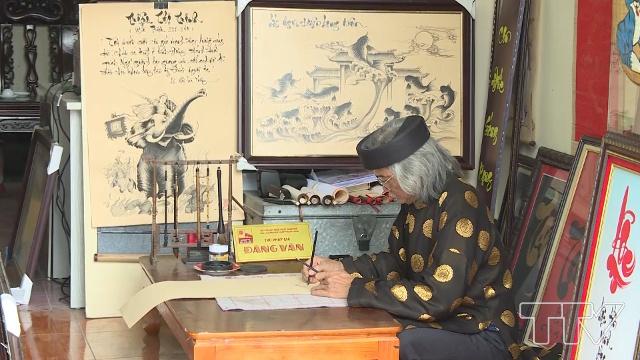 Ông Lê Đăng Văn  Chủ nhiệm câu lạc bộ thư pháp Thanh Hóa          Người ta thường lựa chọn mùa xuân để xin chữ thư pháp Trong tâm thức mỗi người dân Việt, phong tục truyền thống vẫn lưu truyền. Tại hội chợ xuân, triển lãm, lễ hội, người người xin chữ để cầu chúc, tặng nhau với mong muốn những gì tốt đẹp sẽ đến cùng năm mới