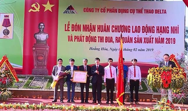 đồng chí đồng chí Nguyễn Đình Xứng, Phó Bí thư Tỉnh ủy, Chủ tịch UBND tỉnh đã trao Huân chương lao động hạng Nhì cho Công ty Cổ phần dụng cụ thể thao Delta 