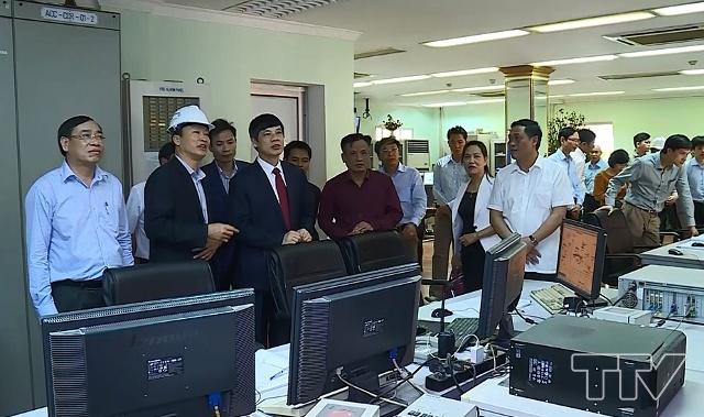 Chủ tịch UBND tỉnh Nguyễn Đình Xứng kiểm tra hoạt động sản xuất tại Nhà máy xi măng Bỉm Sơn