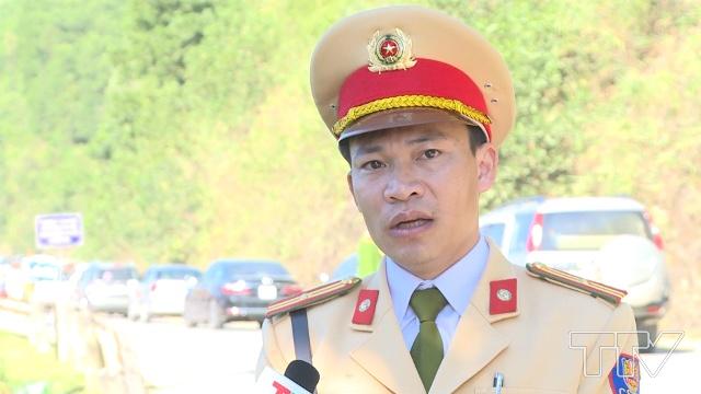 Thiếu tá Hà Quang Vinh - Đội trưởng Đội CSGT trật tự cơ động, công an huyện Thường Xuân: Chúng tôi bố trí lực lượng phân luồng một luồng lên, một luồng xuống nhằm giải tỏa nhanh nhất không để xảy ra ùn tắc giao thông kéo dài.