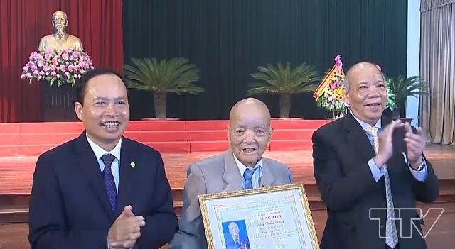 Đồng chí Trịnh Văn Chiến, Bí thư Tỉnh uỷ và đồng chí Phạm Văn Tích, Chủ nhiệm Câu lạc Hàm Rồng đã trao bằng mừng thọ cho các cụ 95 tuổi