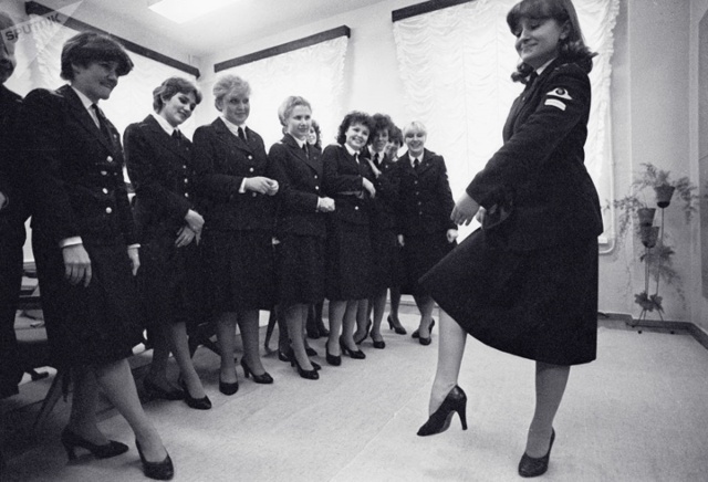 Các nữ tiếp viên hàng không tham gia một lớp học múa tại Trường Kỹ thuật Hàng không Dân dụng Leningrad (thời Xô viết).