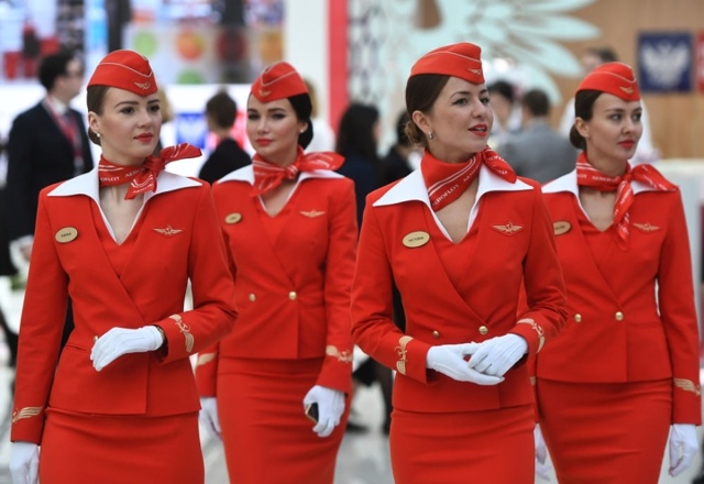 Sự kết hợp màu sắc sống động với găng tay trắng, áo đỏ, bên cạnh đó là sự xuất hiện của mũ và khăn quàng cổ tạo nên nét độc đáo cho bộ trang phục của tiếp viên hàng không Aeroflot.