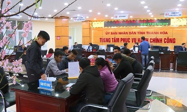 đông người dân và doanh nghiệp đến làm thủ tục hành chính tại Trung tâm phục vụ hành chính công Thanh Hóa.