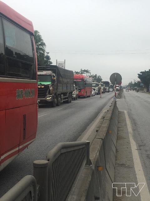 Quốc lộ 1A đoạn qua xã Quảng Ninh, huyện Quảng Xương, Thanh Hóa tắc nghẽn do chỉ còn 1 làn đường để các phương tiện còn lại lưu thông.