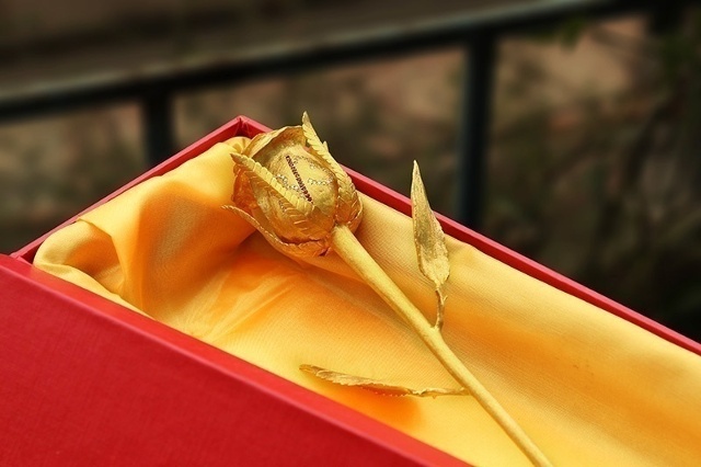 Hoa hồng làm bằng vàng thích hợp để làm quà tặng trong ngày Valentine