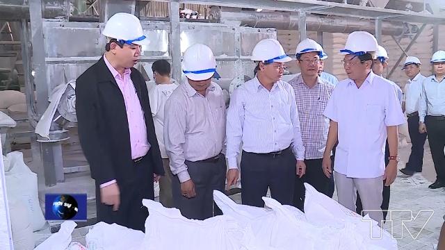Đồng chí Phó Chủ tịch Thường trực Uỷ ban nhân dân tỉnh  thăm Nhà máy chế biến tinh bột sắn Phúc Thịnh