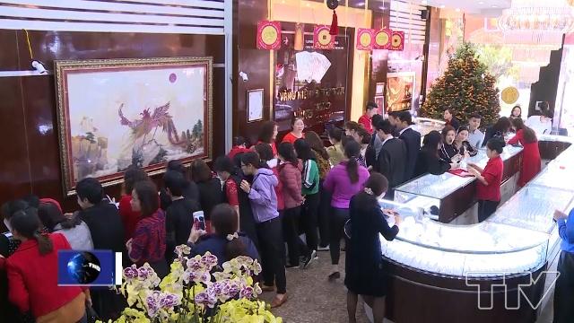 Từ sáng sớm, các công ty, cửa hàng kinh doanh vàng trên địa bàn Thành phố Thanh Hóa đã đồng loạt mở cửa phục vụ khách hàng. 