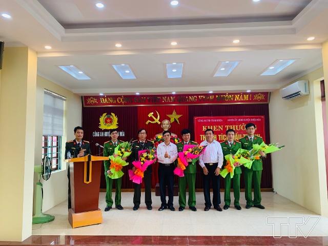 Đồng chí Nguyễn Văn Thành, Trưởng Ban dân vận Tỉnh ủy chúc mừng Ban chuyên án