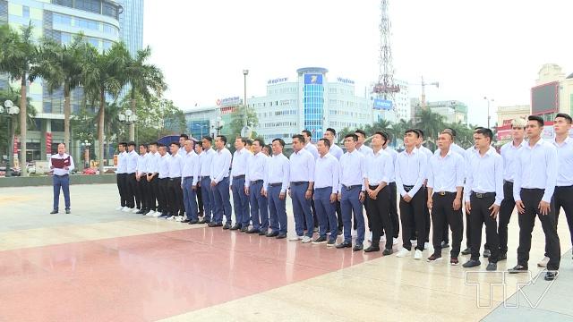 Đội bóng xứ Thanh đã đến dâng hương tại tượng đài Anh hùng dân tộc Lê Lợi. Đây cũng chính là hình thức xuất quân của Câu lạc bộ bóng đá Thanh Hóa trước khi bước vào mùa giải 2019.