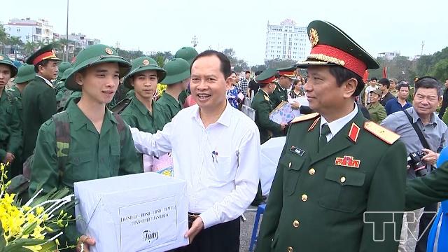 Dự buổi lễ giao nhận quân năm 2019 tại TP Thanh Hóa, đồng chí Trịnh Văn Chiến, Bí thư Tỉnh ủy, Chủ tịch HĐND tỉnh đã tặng hoa, quà động viên các thanh niên phấn khởi, yên tâm lên đường nhập ngũ.