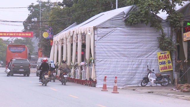 Tuyến QL 47 đoạn ngay chợ thị trấn Rừng Thông, huyện Đông Sơn, người dân đã ngang nhiên dựng rạp đám cưới gần hết một làn đường gây cản trở giao thông.
