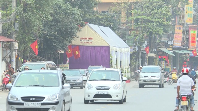 Trên QL 45 đoạn thị trấn Vạn Hà, huyện Thiệu Hóa, rạp đám cưới cũng được dựng lấn chiếm gần hết phần  đường.