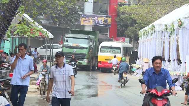 Đoạn đường qua phố Kiểu xã Yên Trường, huyện Yên Định, rạp đám cưới được dựng lên chiếm 1/2 mặt đường quốc lộ, trong khi đó đoạn đường này hẹp lại ngay khúc cong cua, phương tiện xe ô tô tải qua lại nhiều  nguy cơ xảy ra TNGT là rất cao.