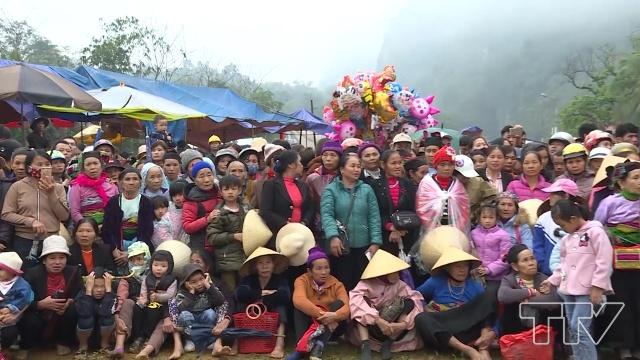 Đ&ocirc;ng đảo b&agrave; con đến tham dự Lễ hội.