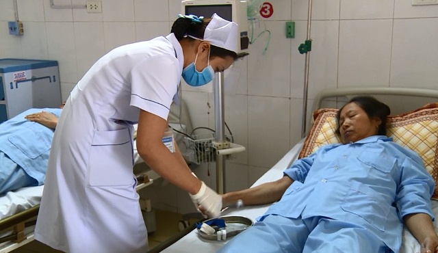 Trong điều kiện miền Bắc được hòa bình. Đội ngũ thầy thuốc được bổ sung thêm từ nhiều nguồn, cơ sở vật chất kỹ thuật được tăng cường, các khoa phòng chức năng được mở rộng, gồm 16 khoa và các thầy thuốc chuyên khoa phụ trách.