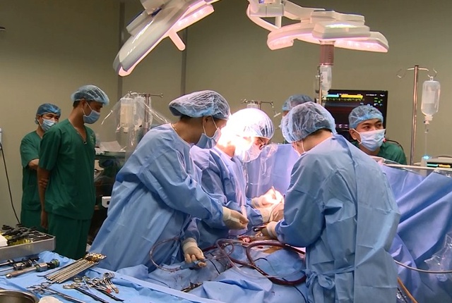 ghép thận từ người cho sống và người cho chết não; ngay sau đó, Bệnh viện đã tiến hành ca ghép thận từ người cho sống đầu tiên vào ngày 19/6/2018 với kết quả thành công tốt đẹp