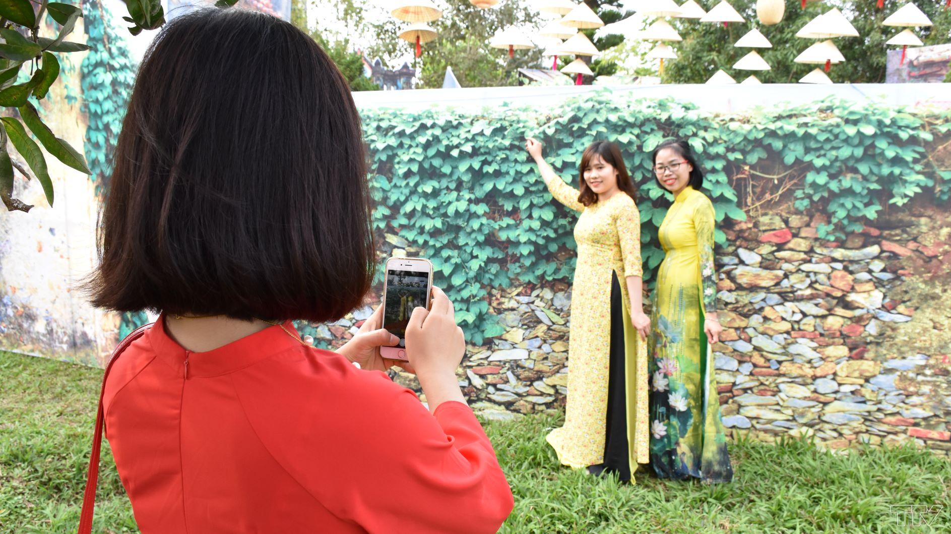 Không gian cổ kính của 4 ngõ: Nhân, Nghĩa, Trí, Dũng trong làng cổ Đông Sơn cũng được tái hiện tại công viên Hội An.