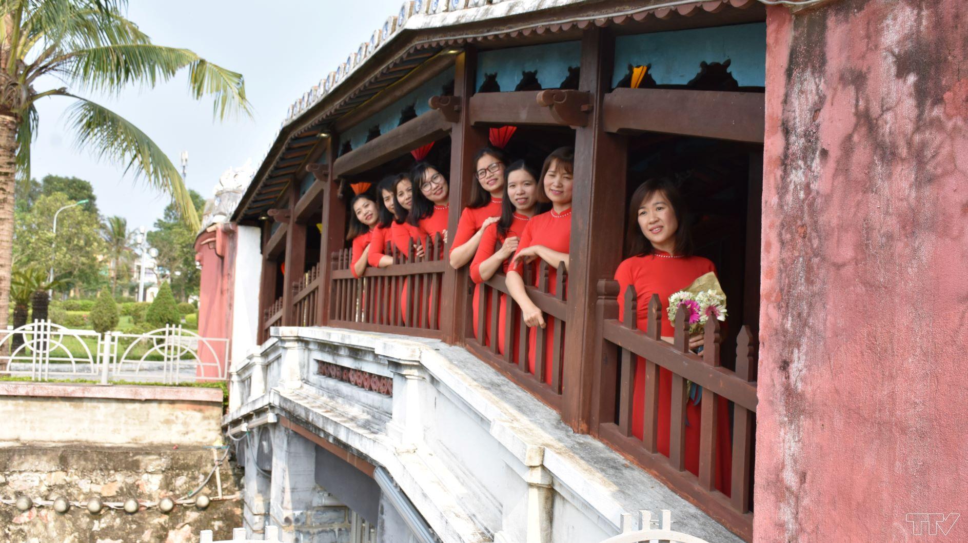 Ngoài việc chụp hình đơn lẻ, nhiều người đã chuẩn bị từ rất sớm để có thể có những bức ảnh nhóm đặc sắc.