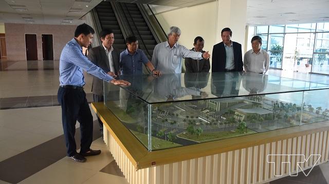 Đồng chí Lê Hoài Châu - Giám đốc Đài PTTH Thanh Hóa giới thiệu toàn cảnh quy mô hoạt động của Đài PTTH Thanh Hóa tại trụ sở mới tới các cán bộ hưu trí của Đài