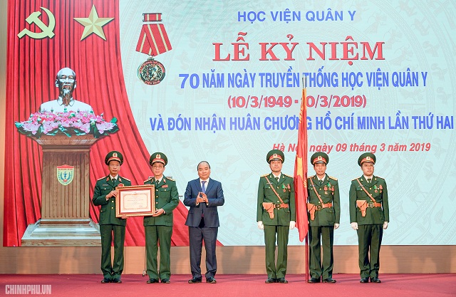 Thay lãnh đạo Đảng, Nhà nước, Thủ tướng trao Huân chương Hồ Chí Minh cho Học viện Quân Y.