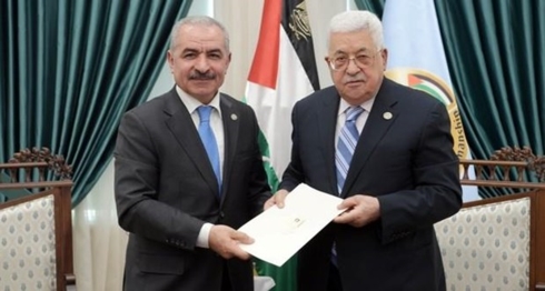 Tổng thống Palestine Mahmud Abbas (bên trái ảnh) và ông Mohammad Shtayeh (bên phải ảnh)