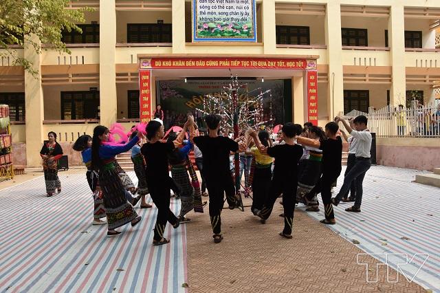 Chiều 14/3, Hội chợ Xuân năm 2019 đã được tổ chức tại Trường THCS - Dân tộc nội trú Quan Sơn.