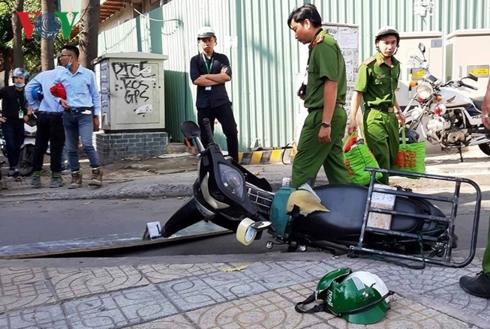 Người đi đường bị ván rơi từ công trình xây dựng rơi xuống đầu.